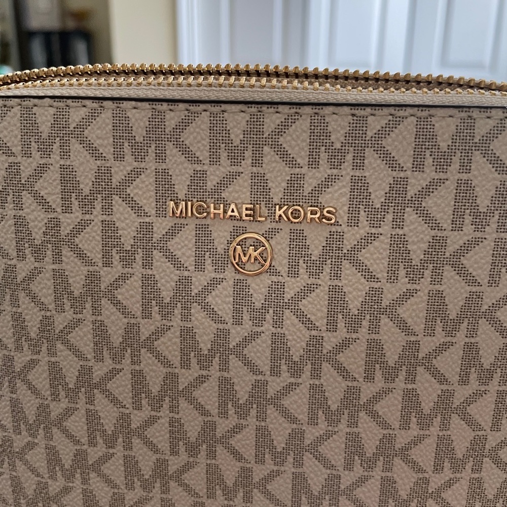 Michael Kors crossbody dome bag! So cute! New! - Picture 2 of 4